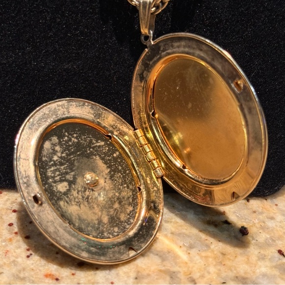 vintage 1970s Sarah Coventry gold-tone filigree oval locket necklace - Picture 3 of 5
